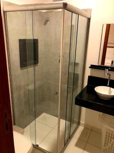 um chuveiro na casa de banho com um WC e um lavatório em Casa 2 Suítes com Ar, Piscina a 400 mts Praia - Taipu de Fora Barra Grande #3 em Maraú