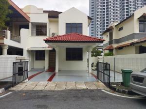 ein Haus mit einem Tor auf einem Parkplatz in der Unterkunft Pinang Beach Cottage @ Ferringhi in Batu Feringgi