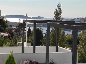 een uitzicht op de oceaan vanuit een huis bij Amorani Studios in Batsi