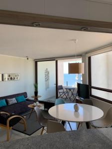Khu vực ghế ngồi tại Departamento Jardín del Mar