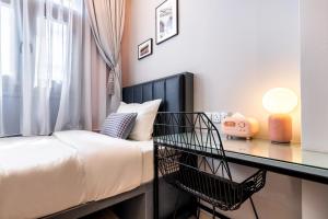 una camera da letto con un letto e una scrivania di Heritage Collection on Arab - Mobile App Check-In a Singapore Altre 14 foto