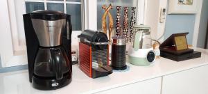 Kahvin ja teen valmistusvälineet majoituspaikassa Hago Guest House
