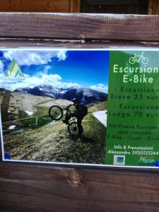 znak z osobą na rowerze na górze w obiekcie Cottage in montagna Montemonaco w mieście Montemonaco +37 zdjęć