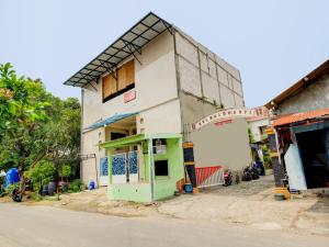 een gebouw aan de straatkant bij OYO 90725 Zeevanna Guest House Syariah in Kediri