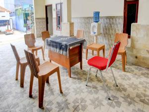 een groep stoelen en een tafel in een kamer bij OYO 90725 Zeevanna Guest House Syariah in Kediri