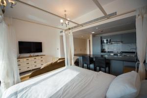 Postel nebo postele na pokoji v ubytování Jebel Sifah studio Apartment with Pool View + 1 fotografie