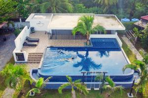 Der Swimmingpool an oder in der Nähe von Nature Line Resort