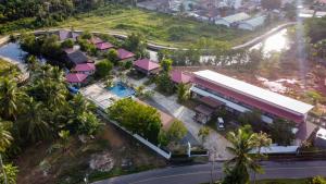 eine Luftansicht eines Resorts mit Pool in der Unterkunft Nature Line Resort in Khanom