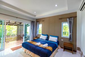 ein Schlafzimmer mit einem Bett mit zwei Handtüchern darauf in der Unterkunft Nature Line Resort in Khanom