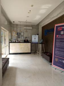 Lobi atau kawasan kaunter penerimaan di BATIQA Hotel Darmo - Surabaya