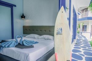 Postel nebo postele na pokoji v ubytování Bombora Surf Camp