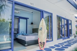 Postel nebo postele na pokoji v ubytování Bombora Surf Camp