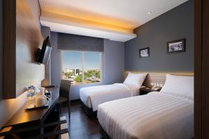 Katil atau katil-katil dalam bilik di BATIQA Hotel Darmo - Surabaya
