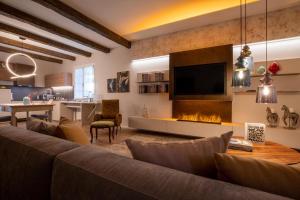 een woonkamer met een bank en een open haard bij Villa Elia Suite Room in Bellaria-Igea Marina