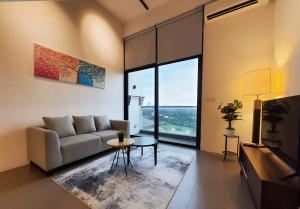 吉隆坡的住宿－KL Sentral, EST Bangsar by SkyLimit Suites，客厅配有沙发和桌子