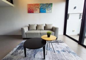 salon ze stołem i kanapą w obiekcie KL Sentral, EST Bangsar by SkyLimit Suites w Kuala Lumpur
