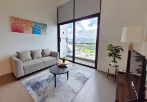 salon z kanapą i stołem w obiekcie KL Sentral, EST Bangsar by SkyLimit Suites w Kuala Lumpur +40 zdjęć