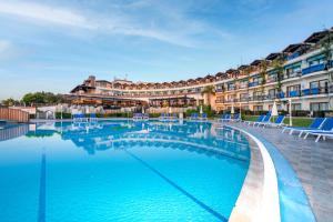 凯麦尔Armas Labada的大楼前的游泳池