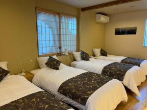 Giường trong phòng chung tại Ixyz別邸 月夜見の宿
