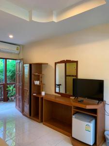 an office with a desk with a television and a mirror at Rattana Guesthouse & Bungalow in Chaweng