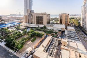 Fotografie z fotogalerie ubytování Sea View Studio 10min from beach Royal Oceanic v Dubaji