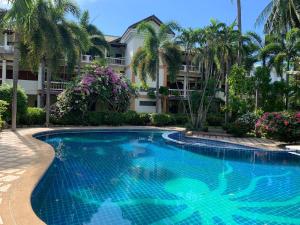 a swimming pool in front of a building at Rattana Guesthouse & Bungalow in Chaweng