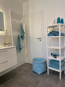 łazienka z umywalką i białą półką w obiekcie Bauernhof Hopp w mieście Vadersdorf