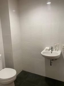 ein Badezimmer mit Toilette und Waschbecken in der Unterkunft MG Suites 1 Bedroom Apartment Sea View Semarang (KUMU SUITES) in Semarang + 7 Fotos