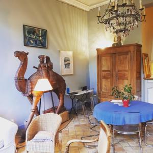 エクス・アン・プロヴァンスにあるBed and Breakfast Jardin de Marieのテーブルとラクダの像のある部屋