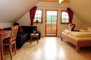 Letto o letti in una camera di Weingut Winzerzimmer Rothschädl