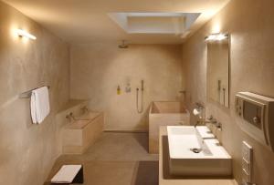 ein Bad mit einem Waschbecken, einem WC und einer Dusche in der Unterkunft Chelsea Hotel in Köln