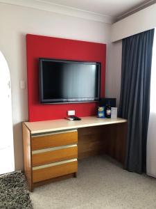 A television and/or entertainment centre at Avaleen Lodge Motor Inn