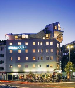 een hotel met een gebouw met veel ramen bij Chelsea Hotel in Keulen