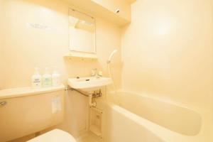 ein Badezimmer mit einem Waschbecken, einem WC und einer Badewanne in der Unterkunft Monthly Mansion Tokyo West 21 - Vacation STAY 10866 in Fuchu