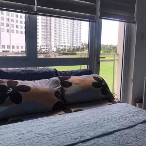 Khu vực ghế ngồi tại Cozy Condo with Amenities at Cool Suites