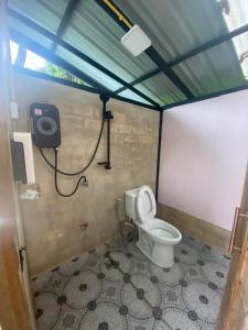 a bathroom with a toilet in a room at บ้านชายดอย Glamping ดอยแม่แจ๋ม cheason ,Muangpan, Lampang in Ban Mai