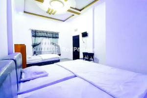 Llit o llits en una habitació de Minang Raya Guesthouse Syariah RedPartner