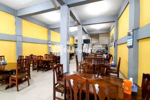Restaurant o un lloc per menjar a Minang Raya Guesthouse Syariah RedPartner