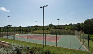 Tenis a/nebo squash v ubytování Casa Anamaria Hotel nebo okolí