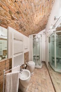 uma casa de banho com um WC, um chuveiro e um lavatório. em C'era una volta in centro by Wonderful Italy em Desenzano del Garda