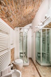 Um banheiro em C'era una volta in centro by Wonderful Italy
