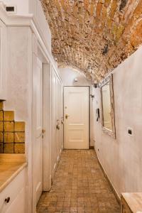 um corredor com uma porta branca e piso em azulejo em C'era una volta in centro by Wonderful Italy em Desenzano del Garda