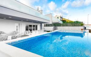 Бассейн в Luxury Blue Villas Vis или поблизости