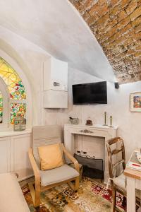 uma sala de estar com lareira e televisão em C'era una volta in centro by Wonderful Italy em Desenzano del Garda