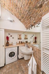 uma casa de banho com um lavatório e uma máquina de lavar roupa em C'era una volta in centro by Wonderful Italy em Desenzano del Garda