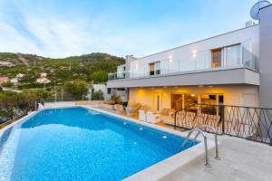 a villa with a swimming pool and a house at Luxury Blue Villas Vis in Vis