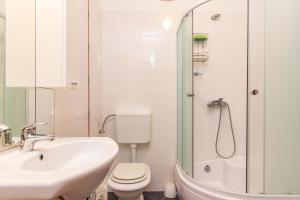 Ένα μπάνιο στο MARINA VIEW APARTMENT +14 φωτογραφίες