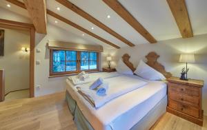 a large bedroom with a large bed and a window at Chalet Tannenbaum in Saalbach-Hinterglemm