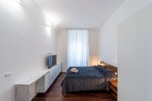 ein Schlafzimmer mit einem Bett und einem großen Fenster in der Unterkunft Domus Aurea B&B and Suites in Rom