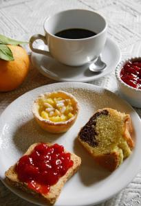 基安蒂蓋奧勒的住宿－古老霧凇住宿加早餐旅館，一块带果酱的烤面包片和一杯咖啡
